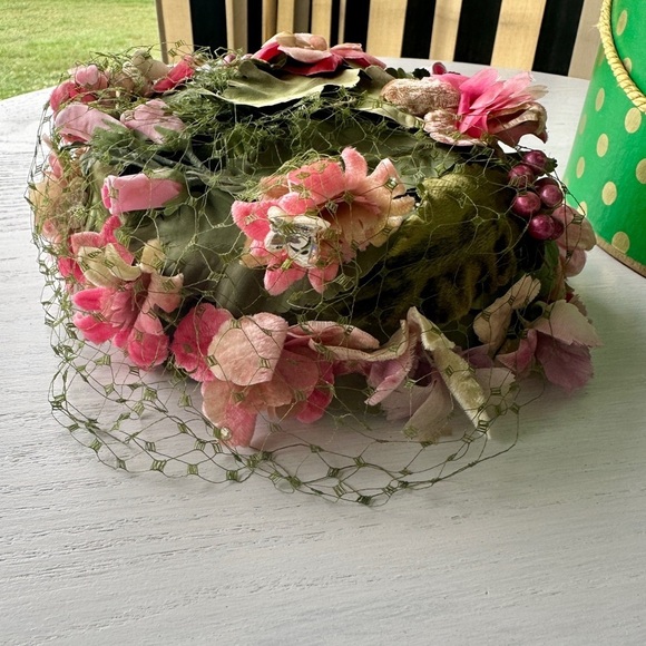 BERESFORD,WOMENS ROUND PILLBOX HAT WITH PINK VELVET FLOWERS & DARK GREEN LEAVES. - Picture 11 of 11
